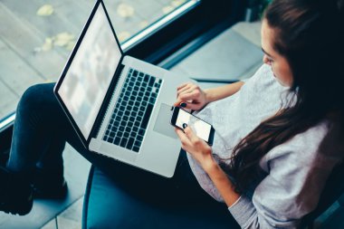 Dizüstü bilgisayarla iletişim sahte ekranı üstten görünüm yetenekli grafik tasarımcı kontrol e-posta Web sitesinde uzaktan çalışma sırasında. Rahat sandalyede oturan ve modern cihaz diz tutan kız öğrenci