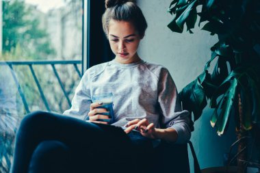 Dalgın büyüleyici genç ise Cafe Web sitelerinde online alışveriş taze içecek serbest zaman zevk. Genç çekici kadın Web sayfası dijital tablet kapalı ilginç haber okuma