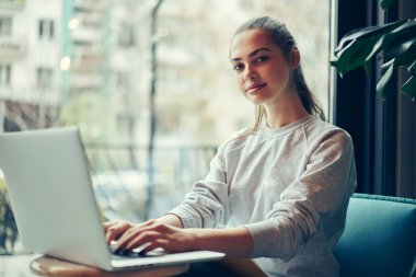Yeni Web sitesi yayında sırasında mesafe iş laptop klavye yetenekli metin yazarı yarım uzunluk portre. Sevimli genç üstünde alan için promosyon reklam karşı oturan becerikli alet çalışma