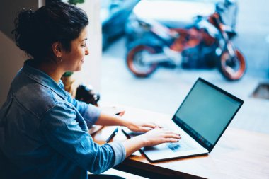Genç sevimli hipster kız casual giyim online bankacılık destek aracı hesap sorunları çözmek için sohbet içinde giyinmiş. Pozitif kadın kişi uzaktan çalışma üstünde laptop internet'e bağlı