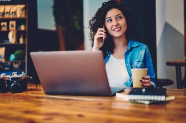 Mutlu kadın grafik tasarımcı ile sokulgan yolu ile Smartphone uygulama iletişim trendy kıyafetler giymiş. Modern teknolojiyi kullanarak ve kahve fincanı tutan başarılı hippi kız zevk zaman