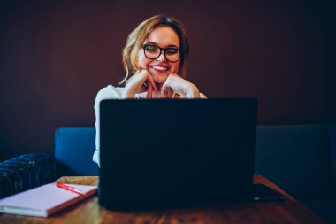 Kadın freelancer laptop İnternet video zevk zamana Cafe iç ilginç izlerken Eyewear kız gülümseyerek, güvenli çalışma için yeni virüsten koruma sistemi yükleme hakkında mutlu neşeli