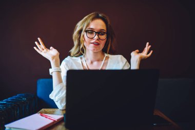 Profesyonel tasarımcı moda gözlük işareti online proje, yetenekli freelancer zaman önce tarihler yayın için Web sitesi ile yapılan uzak iş bitirme tamamlanan çalışmasının elinde yetiştirme