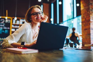 Neşeli vasıflı serbest meslek sahibi kafe iç, mutlu işkadını başarılı başlangıç bilgi dizüstü bilgisayarda tarama için araştırma yapma yeni online proje üzerinde işgal zevk portresi
