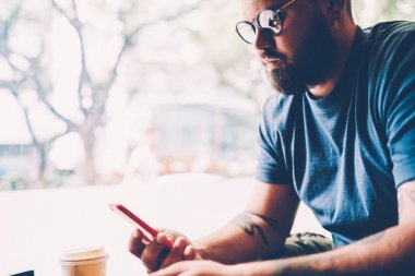 Sakallı emin iş adamı gözlük yararlı bilgiler cep internet'e bağlı Web sayfalarında arama Resim kırpılmış. Genç yakışıklı erkek ağda ilginç haber okuma