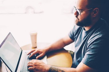 Yakışıklı görüntüsünü yetenekli kırpılmış BT uzmanları müşteri yeni özellikler Uzaktan dizüstü bilgisayarda çalışırken uygulama hakkında sohbet. Kendine güvenen girişimci başlangıç için sunu oluşturma