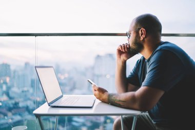 Dalmış yaratıcı işadamı masada oturan sırasında başlangıç projesi uygulamasında yeni fikirleri hakkında düşünme sakallı. Kapalı çalışma sorunu hakkında durulması Professional bu geliştirici
