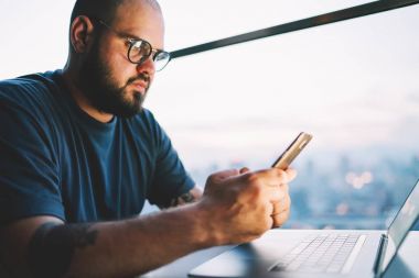 Kırpılmış görüntü iyi görünümlü emin freelancer online para transfer gözlükler ve bankacılık hizmeti üzerinden çek hesabı bakiyesi. Sakallı erkek kişi web sitesinde telefon haber oku