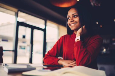 Neşeli afro Amerikan öğrenci üretken strateji ve kafeterya iç reklam alanı için reklam mesajı yakınında oturan yeni başlangıç projesi üzerinde düşünme düşünmek. Düşünceli erkek hayal