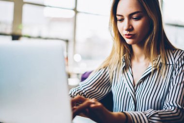 Dizüstü bilgisayar kapalı kafede oturan kablosuz yüksek hızlı 4 g internet bağlantısı bağlı metin bilgilerini yazarak sarışın metin yazarı görüntü kırpılmış. Kopyalama alanı alanı reklam için