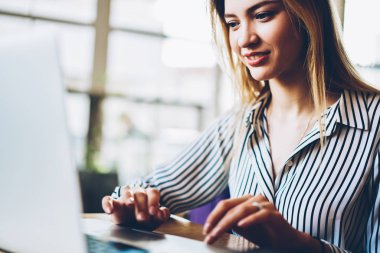 Mutlu kadın tasarımcı çalışma serbest geliştirme kafede görüntü kırpılmış modern dijital dizüstü bilgisayar kullanan grafik bağlı 4 g kablosuz internet. Metin mesajı için tanıtım alanı