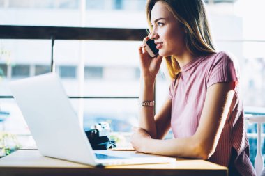 Dizüstü cihaz kablosuz internet bağlantısı kopyalama alanı alanı ile kafeterya bağlıyken gezici arkadaşıyla konuşmak smartphone içinde bağlantı yan görünüm pozitif kadın memnun