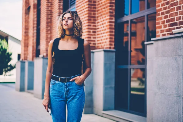 Attraktiva Allvarliga Hipster Flicka Fritidskläder Tänkande Planerna För Dagen Stå — Stockfoto