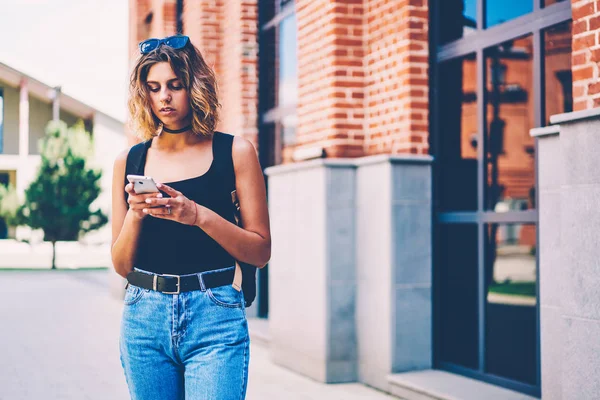 Gadis Hipster Berpakaian Santai Membaca Pesan Mobile Berdiri Luar Ruangan — Stok Foto
