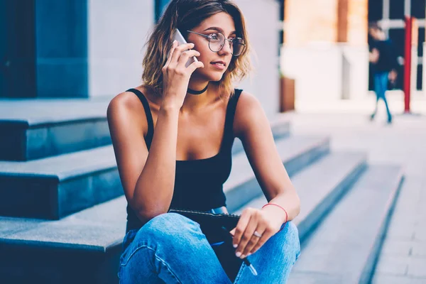 Estudiante Femenina Pensativa Gafas Concentrada Conversación Telefónica Sentada Escaleras Campus —  Fotos de Stock