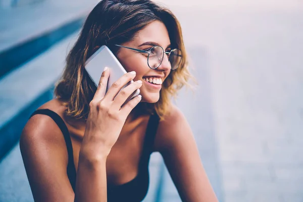 Leende Ung Kvinna Glasögon Talar Telefon Med Vän Nöjd Med — Stockfoto