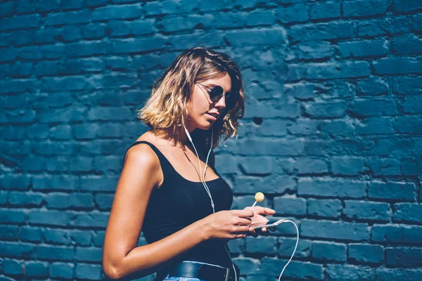 Kulaklık Radyo Yayın Cep Üzerinde Keyfi Için Uygulama Kullanan Hippi — Stok fotoğraf