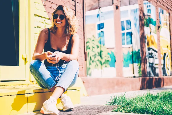 Щаслива Студентка Жінка Сонцезахисних Окулярах Відпочиває Сонячний День Слухаючи Музику — стокове фото