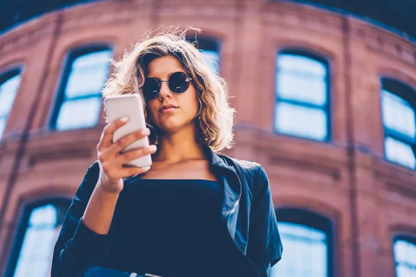 Nadenkend Jonge Vrouw Zonnebril Lezen Binnenkomend Bericht Mobiele Telefoon Met — Stockfoto