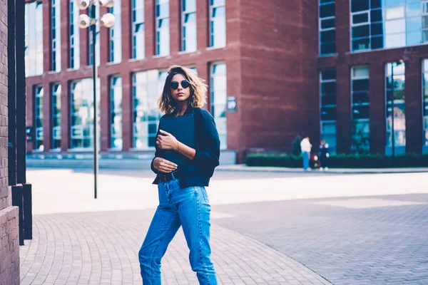 Привлекательная Студентка Солнцезащитных Очках Спешащая Встречу Блокнотом Университетском Дворе Красивая — стоковое фото