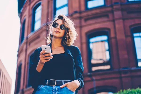 Gyönyörű Női Divatos Ruhában Smartphone Sétálnak Városi Reklám Területen Vonzó — Stock Fotó