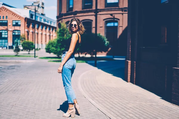 Retrato Completo Jovem Atraente Roupa Elegante Passeando Rua Cidade Durante — Fotografia de Stock