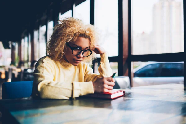 Συλλογισμένος Νεαρή Γυναίκα Γυαλιά Σκεψεισ Ιδέα Ενώ Κάθονται Στην Καφετέρια — Φωτογραφία Αρχείου