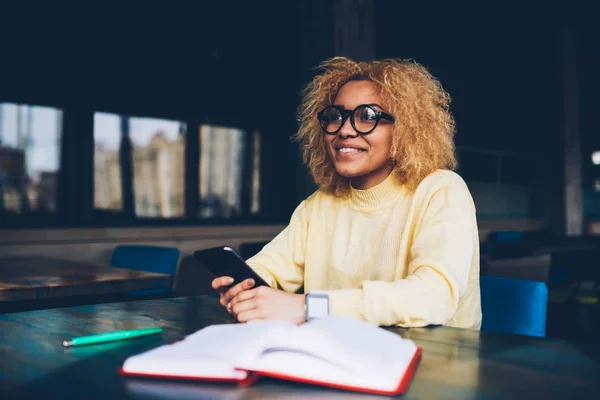 Positiv Hipster Flicka Trendiga Glasögon Vilar Café Interiör Chattar Sociala — Stockfoto