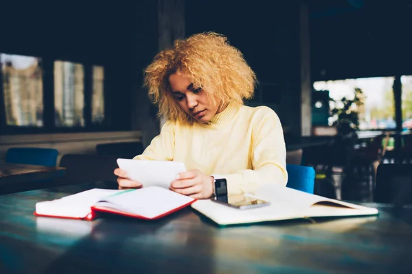 Jonge Vrouw Kijken Webinar Draagbare Leren Informatie Online Cursussen Zittend — Stockfoto