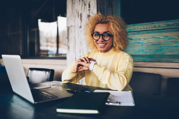 Porträtt Ung Kvinna Frilansare Gör Remote Jobb Café Skapa Projekt — Stockfoto