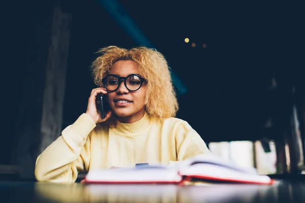 Leende Hipster Flicka Glasögon Med Telefonsamtal Med Vän Tillbringa Tid — Stockfoto