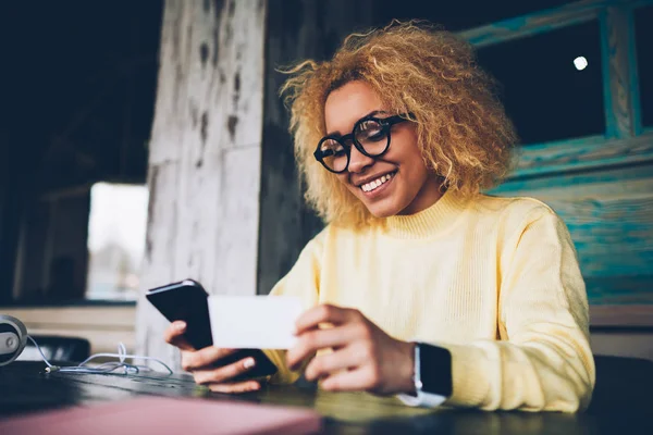 Leende Hipster Flicka Glasögon Glad Att Besöka Kort Med Kontakter — Stockfoto