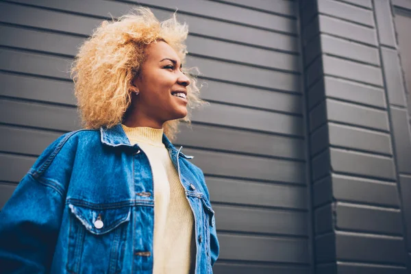 Leende Hipster Tjej Med Lockigt Frisyr Njuta Tillbringa Tid Utomhus — Stockfoto