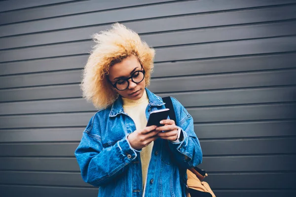 Söt Hipster Flicka Kontroll Smartphone Anmälan Står Väggen Promotion Bakgrund — Stockfoto