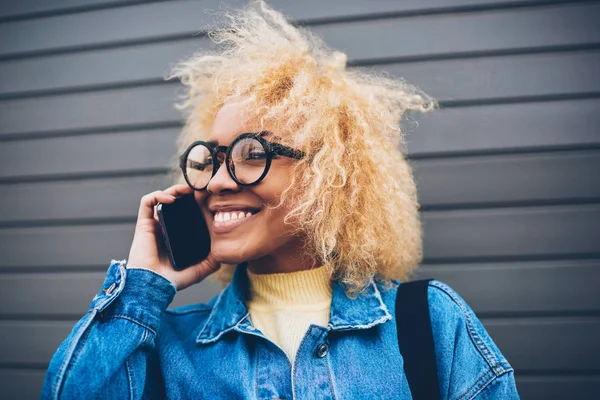 Glada Hipster Flicka Trendiga Glasögon Med Mobila Samtal Med Vän — Stockfoto