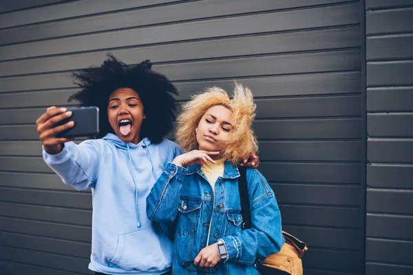 Gelukkig Jonge Beste Vriendinnen Plezier Samen Poseren Voor Selfie Mobiele — Stockfoto