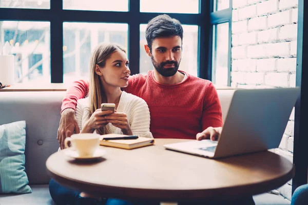 Casal Apaixonado Passar Tempo Livre Juntos Aconchegante Café Assistindo Filme — Fotografia de Stock