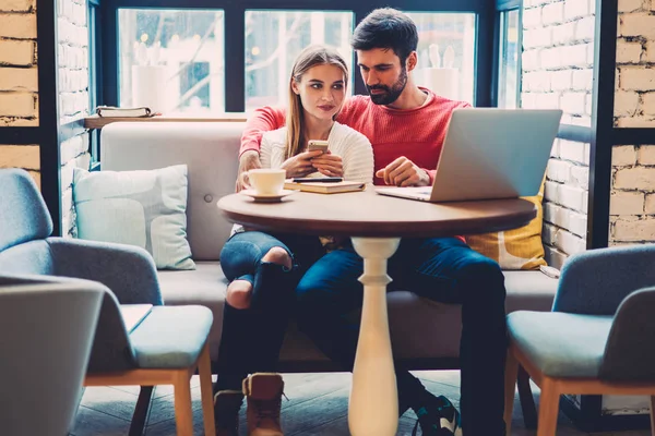 Casal Romântico Amor Ver Fotos Amigos Redes Sociais Laptop Moderno — Fotografia de Stock