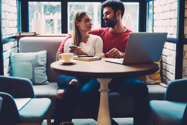 Casal Romântico Apaixonado Sentados Juntos Café Discutindo Planos Para Planejamento — Fotografia de Stock