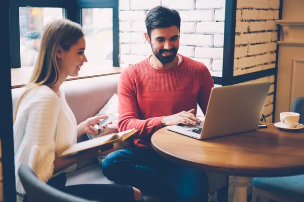 Leende Bästa Vänner Titta Roliga Filmer Från Nätverket Laptop Fritid — Stockfoto