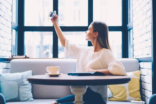 Attraente Giovane Donna Che Selfie Fotocamera Smartphone Posa Seduto Tavola — Foto Stock