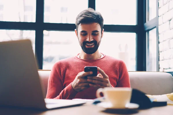 Glimlachend Bebaarde Hipster Man Sturen Van Feedback Smartphone Chatten Met — Stockfoto