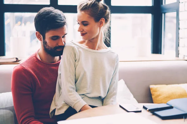 Romantische Verliebte Paare Genießen Dating Gemütlichen Ort Verbringen Zeit Zusammen — Stockfoto