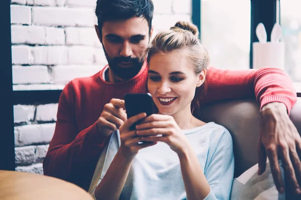 Happy Romantický Pár Lásce Chatování Společné Přátele Během Čekání Schůzku — Stock fotografie