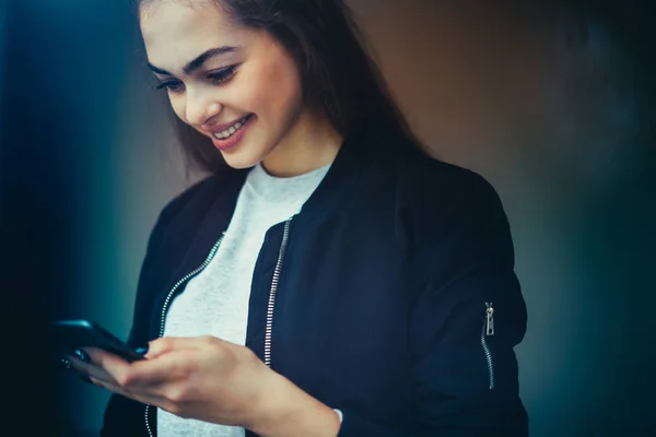 Imagem Recortada Sorrir Jovem Hipster Menina Enviando Mensagens Engraçadas Para — Fotografia de Stock