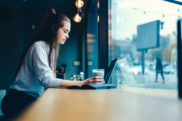 Reflexionando Talentoso Diseñador Gráfico Cuidadosamente Viendo Seminario Web Formación Sitio — Foto de Stock