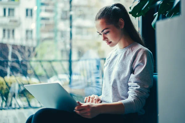 Bellissimo Freelance Professionista Che Invia Messaggi Posta Elettronica Cliente Tramite — Foto Stock