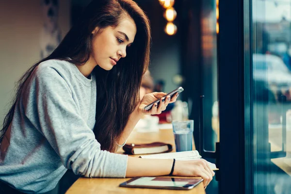 Young Gorgeous Student Checking Notification Smartphone Connected Wireless Internet Browsing — Stock Photo, Image