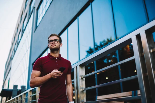 View Young Man Dressed Red Shirt Walking Urban Setting Smartphone — Stock Photo, Image