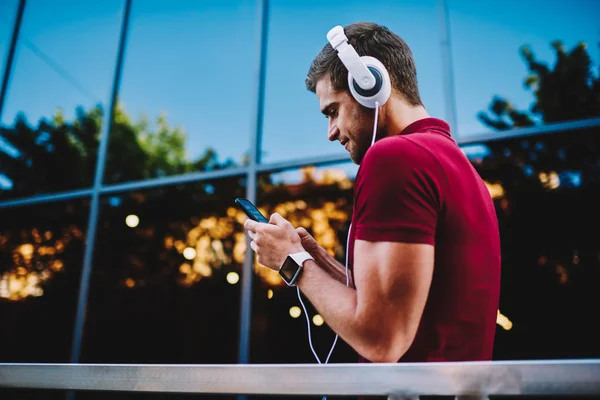 Hipster Guy Listening Electronic Music Modern Headphones Messaging Online Social — Stock Photo, Image